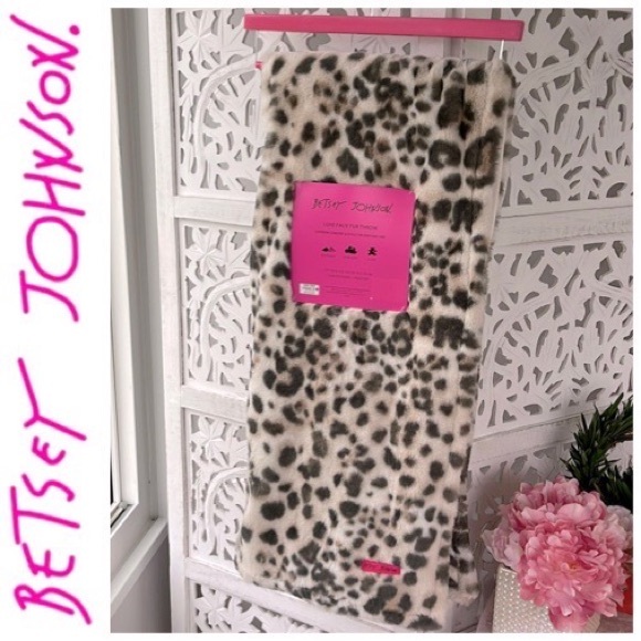 Betsey Johnson Other - 🆕💋BETSEY JOHNSON💋LUXE FAUX FUR THROW/BLANKET